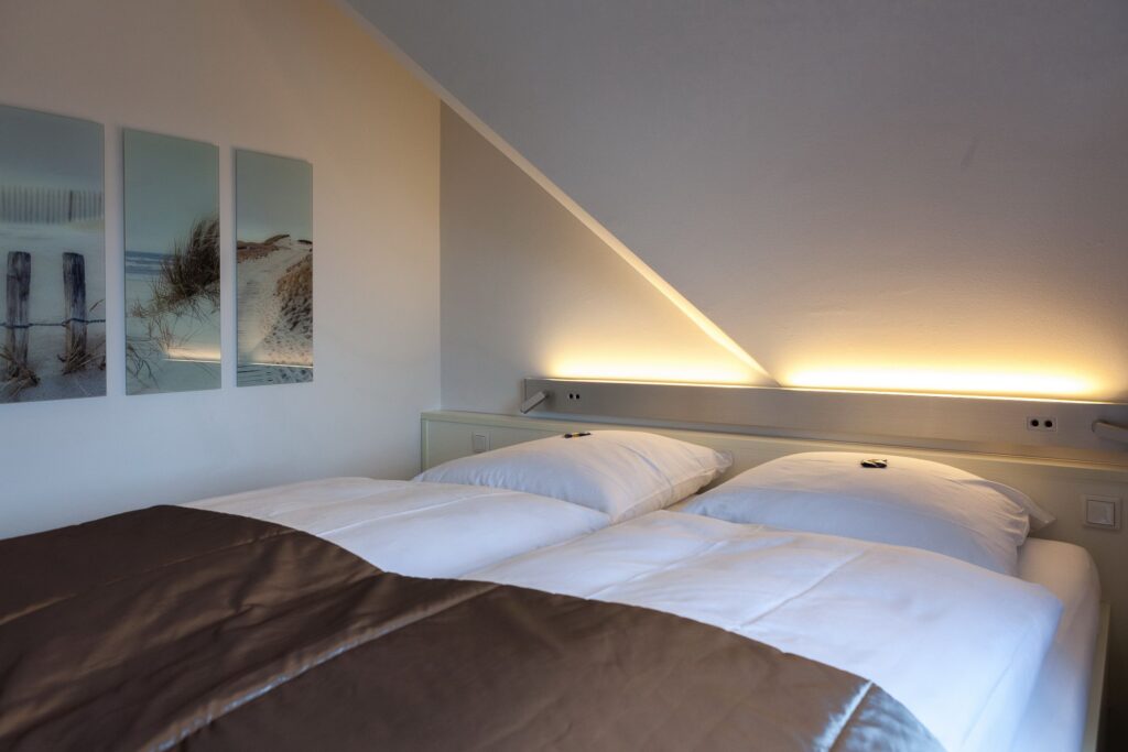 Schlafzimmer mit Doppelbett in Ferienwohnung Wenningstedt
