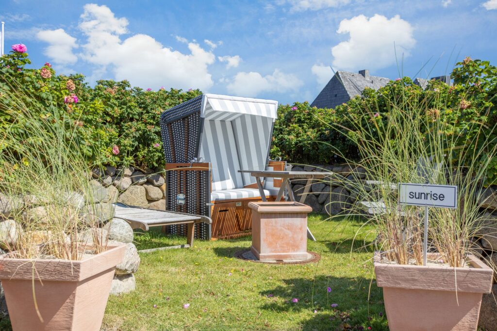 Strandkorb im Garten von Ferienwohnung Wenningstedt