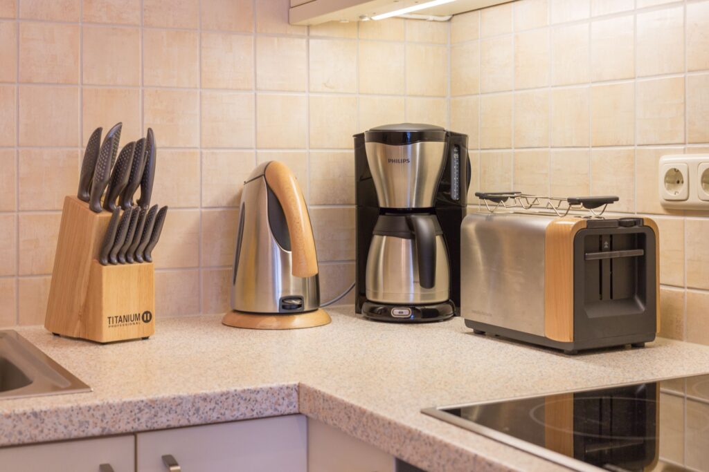 Küche mit Kaffeemaschine in Ferienwohnung Wenningstedt