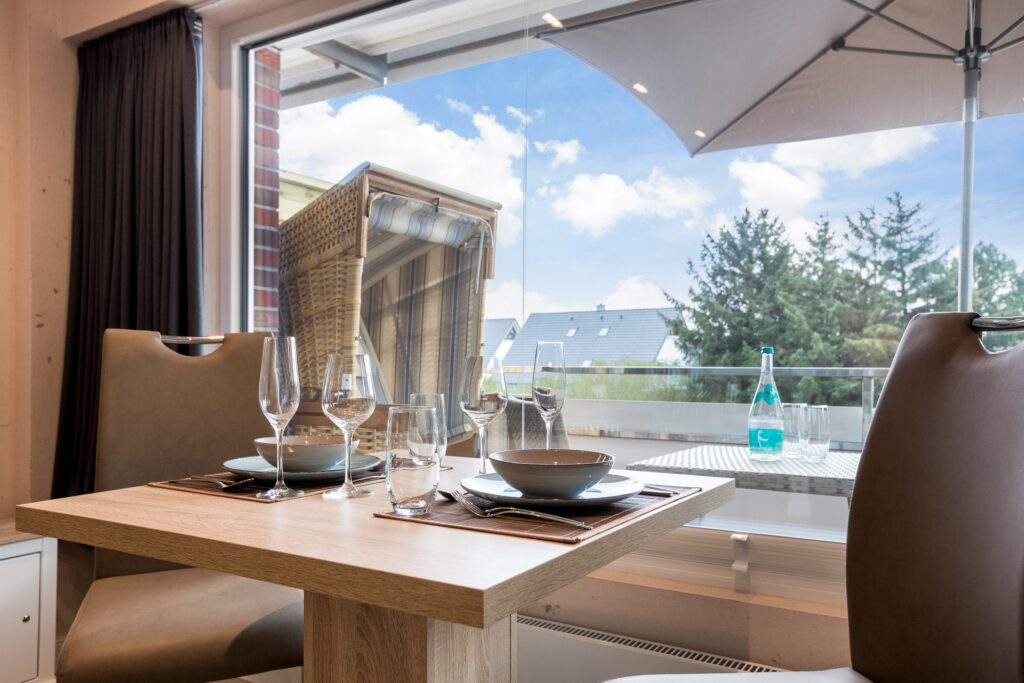 Balkon mit Strandkorb in Ferienwohnung Wenningstedt