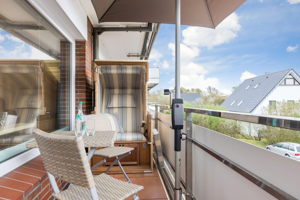 Balkon mit Strandkorb in Ferienwohnung Wenningstedt