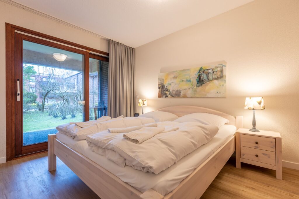 Schlafzimmer mit Doppelbett in Ferienwohnung Wenningstedt