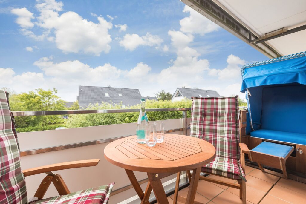 Balkon mit Strandkorb in Ferienwohnung Wenningstedt