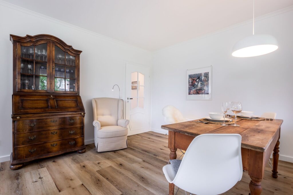 Esszimmer mit Sessel in Ferienwohnung Wenningstedt