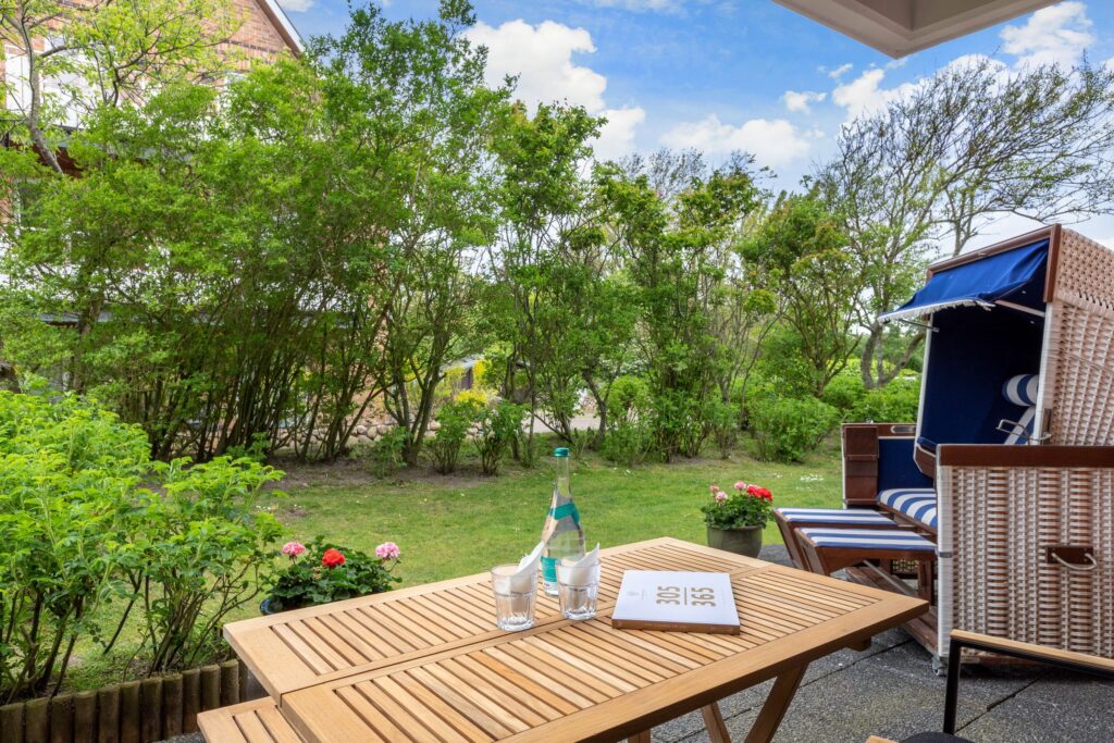 Garten mit Strandkorb in Ferienwohnung Wenningstedt