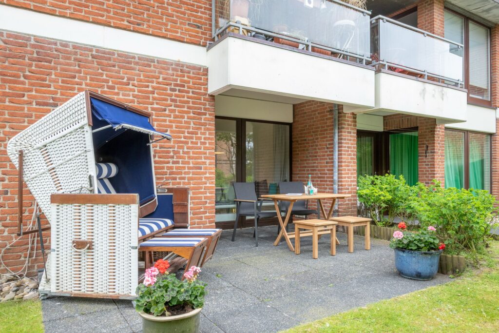 Terrasse mit Strandkorb von Ferienwohnung Wenningstedt