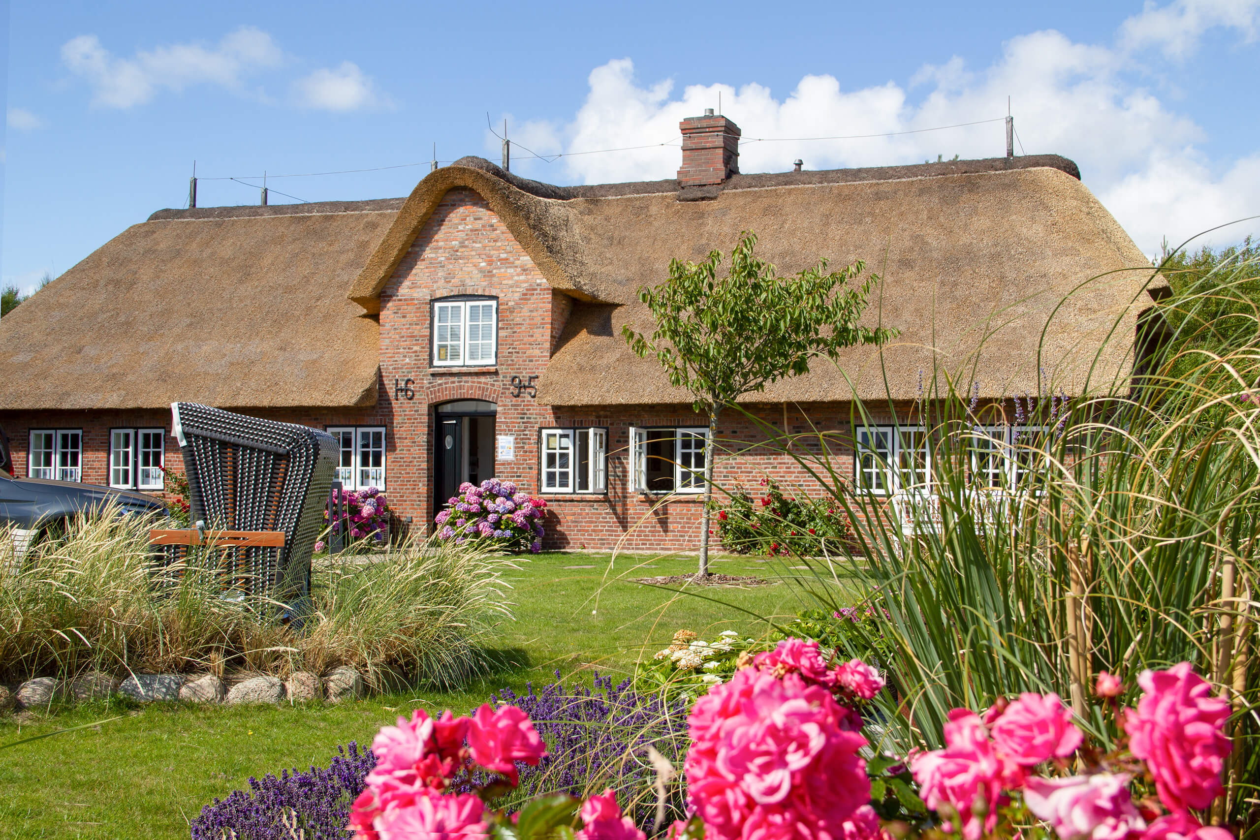 Großes Reetdachhaus in Wenningstedt mit buntem Garten