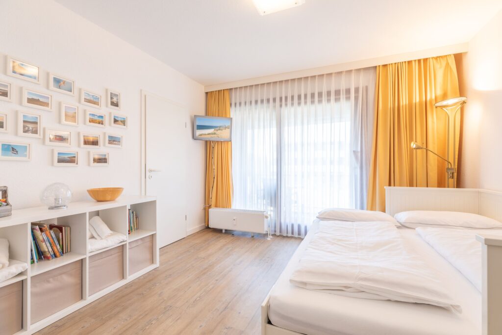 Schlafzimmer in Ferienwohnung Wenningstedt