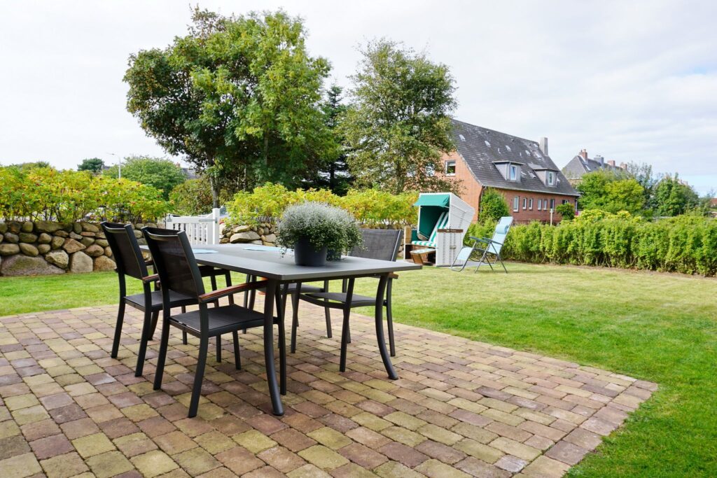 Terrasse mit Esstisch und Strandkorb