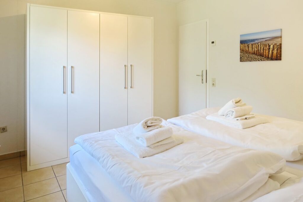 Schlafzimmer in Ferienwohnung Wenningstedt