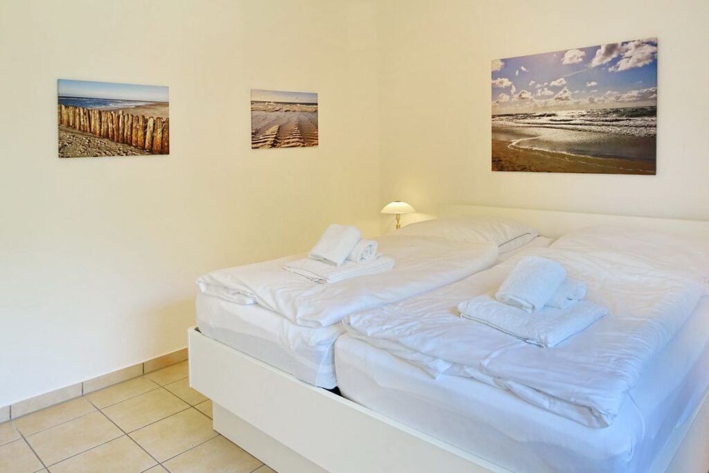Schlafzimmer in Ferienwohnung Wenningstedt