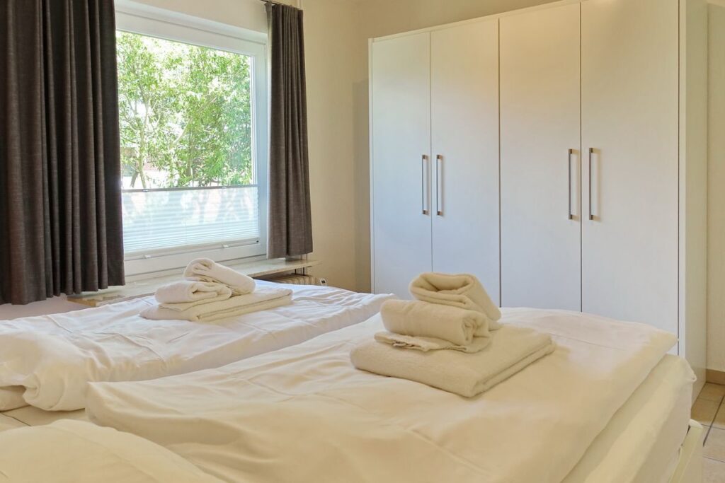 Schlafzimmer in Ferienwohnung Wenningstedt