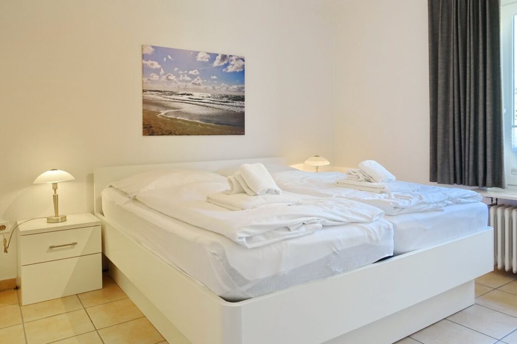 Schlafzimmer in Ferienwohnung Wenningstedt