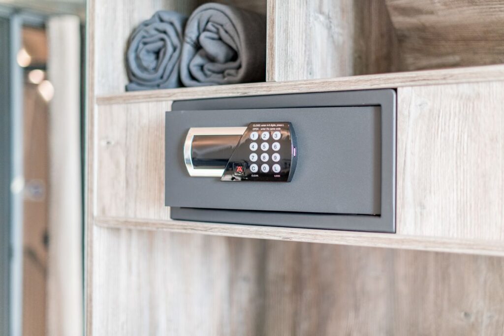 Safe in Ferienwohnung Wenningstedt
