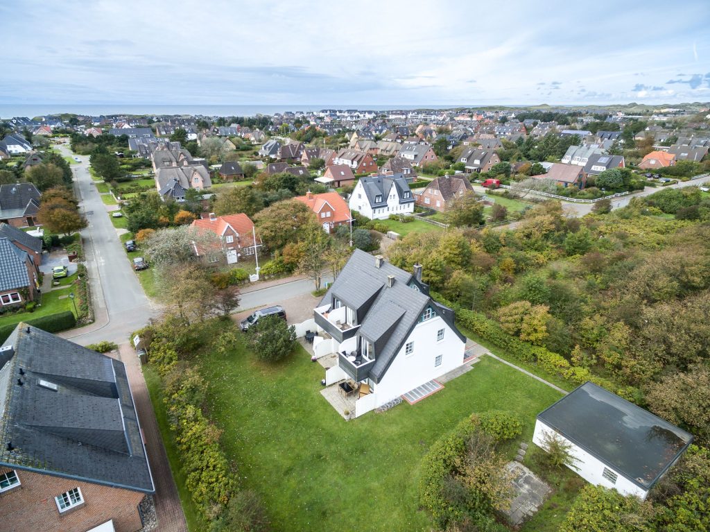 Vogelperspektive der Siedlung in Sylt mit verschiedenen Ferienhäusern.