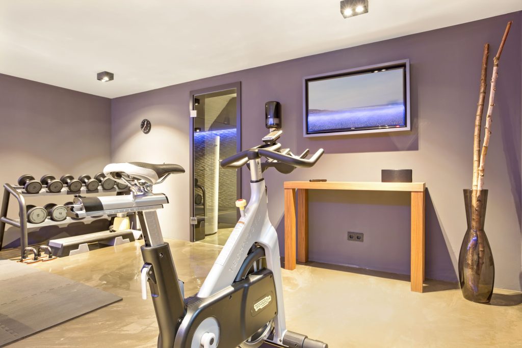 Fitnessbereich mit Spinning-Rad und Kurzhanteln in Ferienwohnung auf Sylt