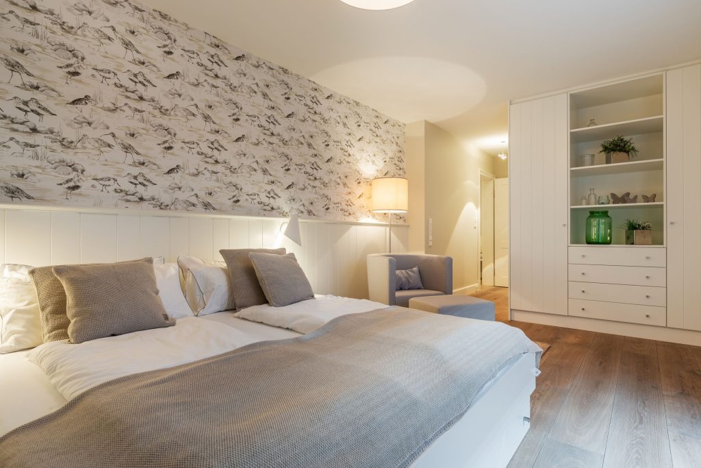 Doppelbett und einladendes Schlafzimmer in Ferienwohnung auf Sylt