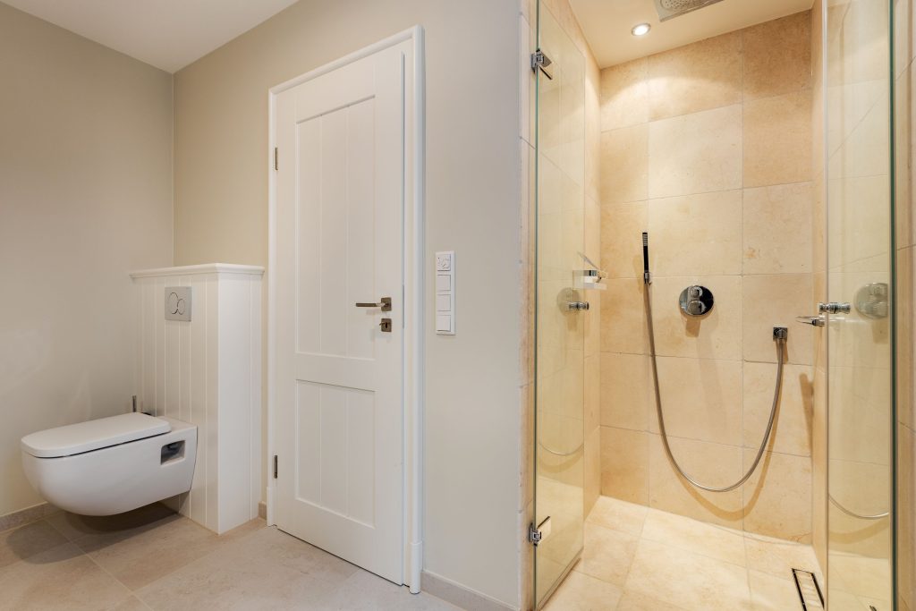 Modernes Badezimmer mit geräumiger Dusche in Ferienwohnung auf Sylt