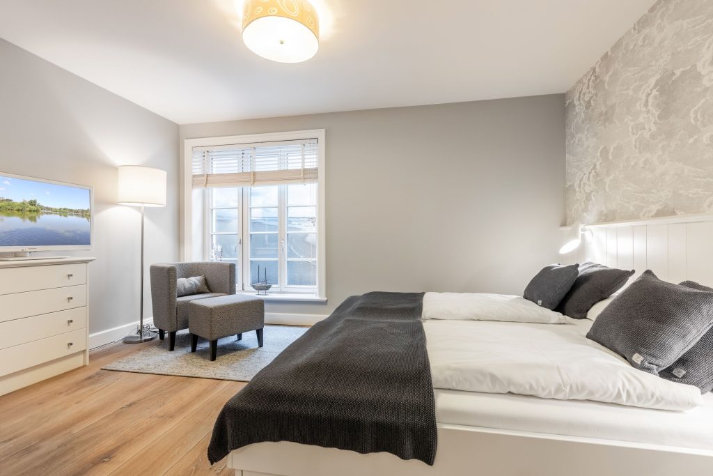 Doppelbett im modernen Schlafzimmer in Ferienwohnung auf Sylt