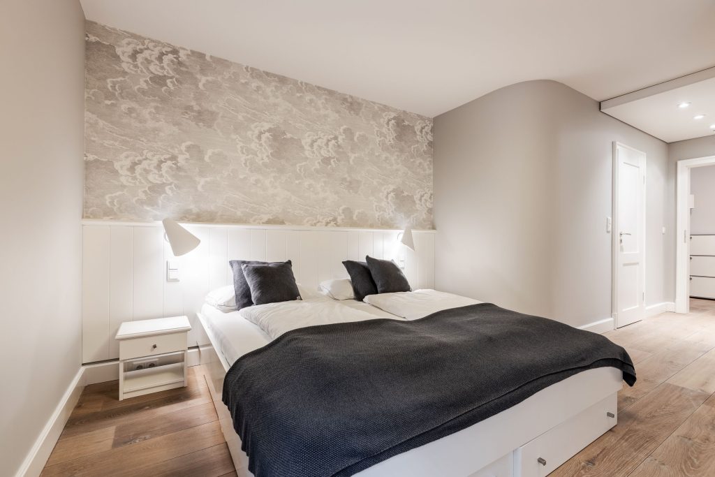 Doppelbett im gemütlichen Stil in Ferienwohnung auf Sylt