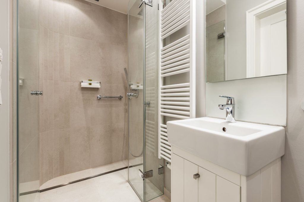 Modernes Badezimmer mit Dusche in Ferienwohnung auf Sylt