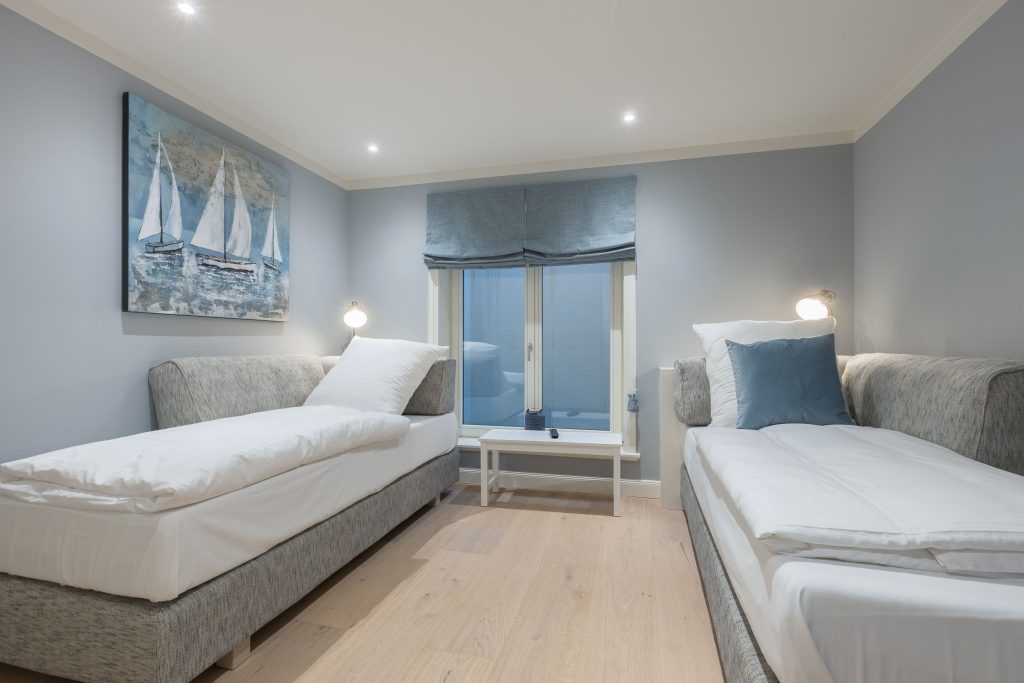 Schlafzimmer mit zwei Betten im maritimen Styl auf Sylt.