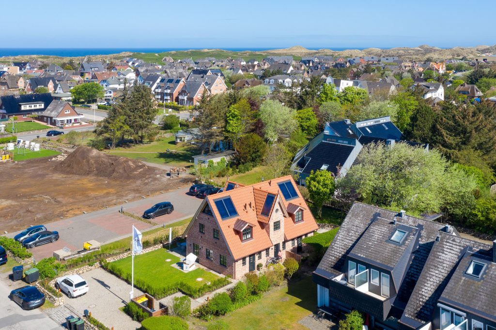 Blick auf eine Häuser Siedlung auf Sylt aus der Vogelperspektive