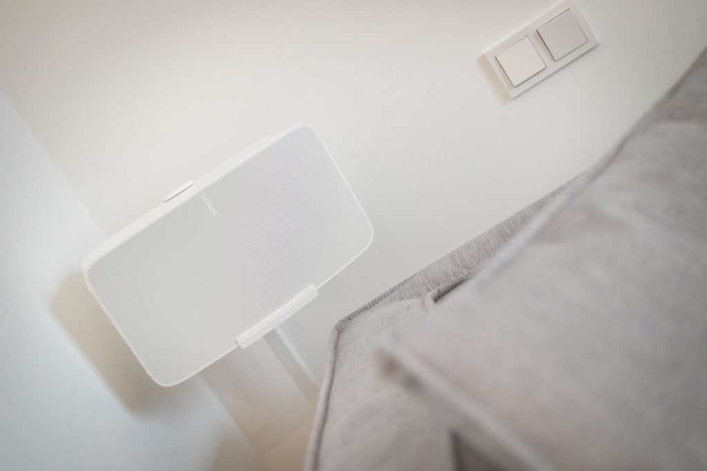 Detailaufnahme eines Sonos Lautsprechers in einer Sylter Ferienwohnung