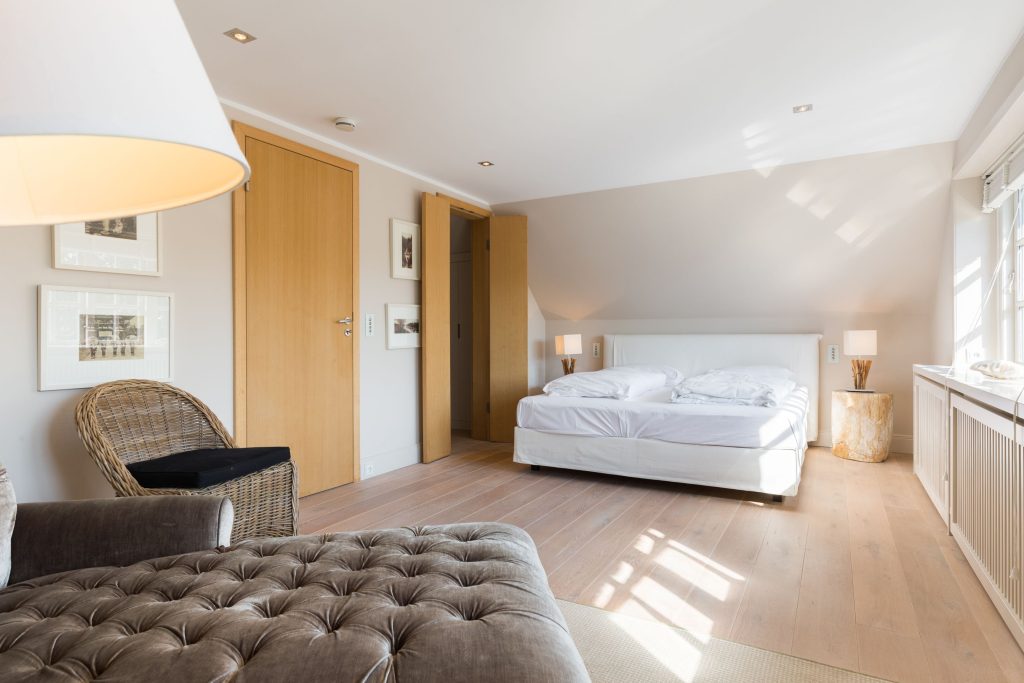 Schlafzimmer in einem Ferienhaus auf Sylt in weiß beige mit hellem paket