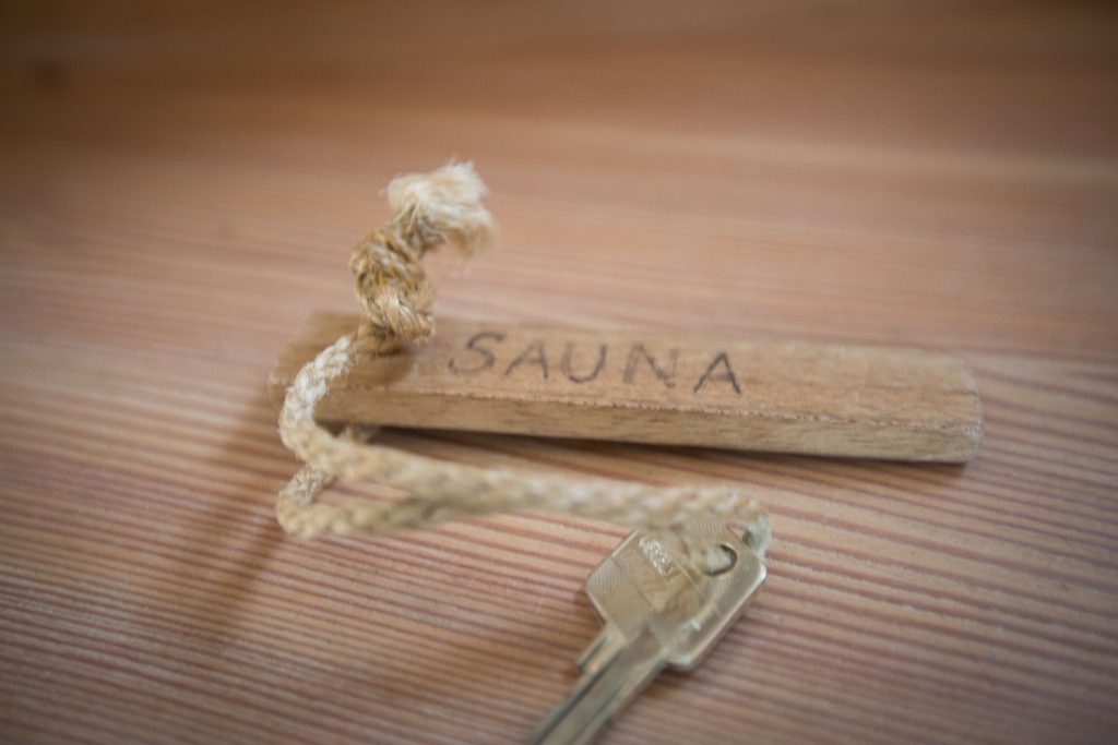 Schlüsselanhänger für die private Sauna mit der Aufschrift: "Sauna" aus Holz. für eine Ferienwohnung auf Sylt