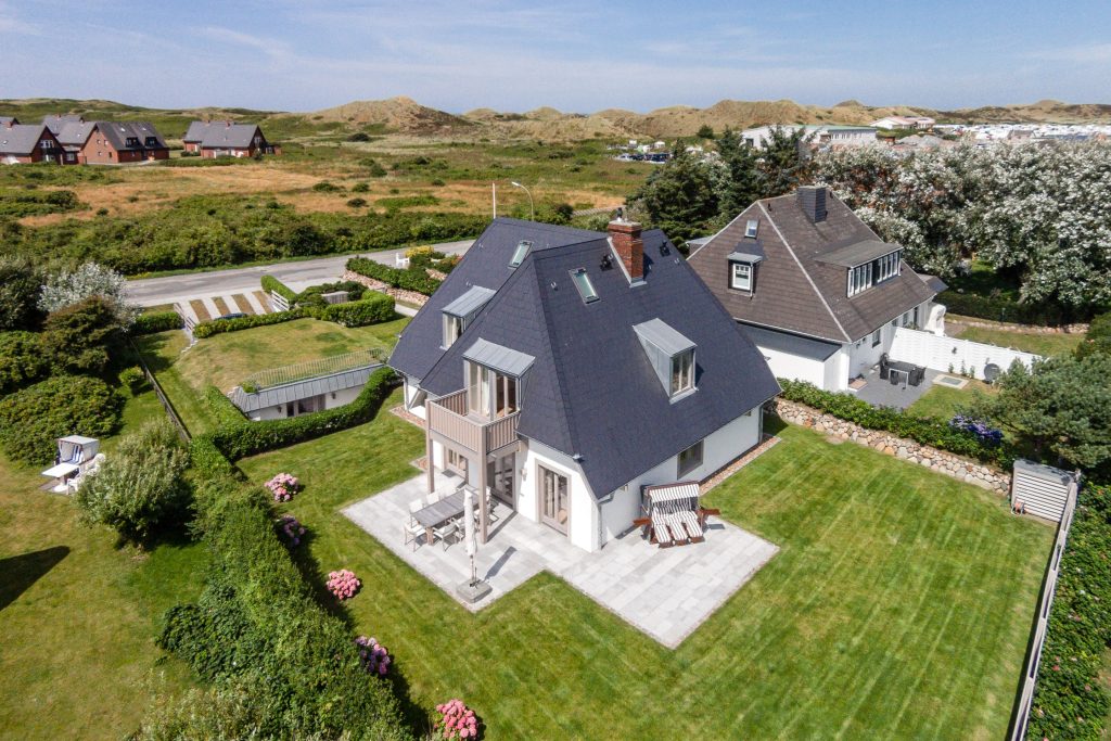 Vogelperspektive von einem Ferienhaus auf Sylt im Sommer