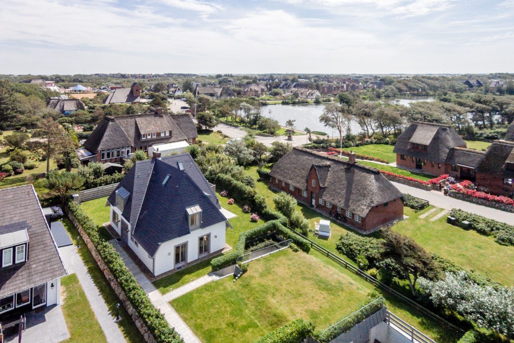 Vogelperspektive von einem Ferienhaus auf Sylt