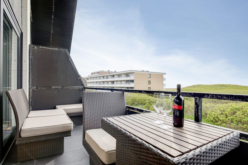 Terrasse einer Sylter Ferienwohnung mit Blick auf die Dünen