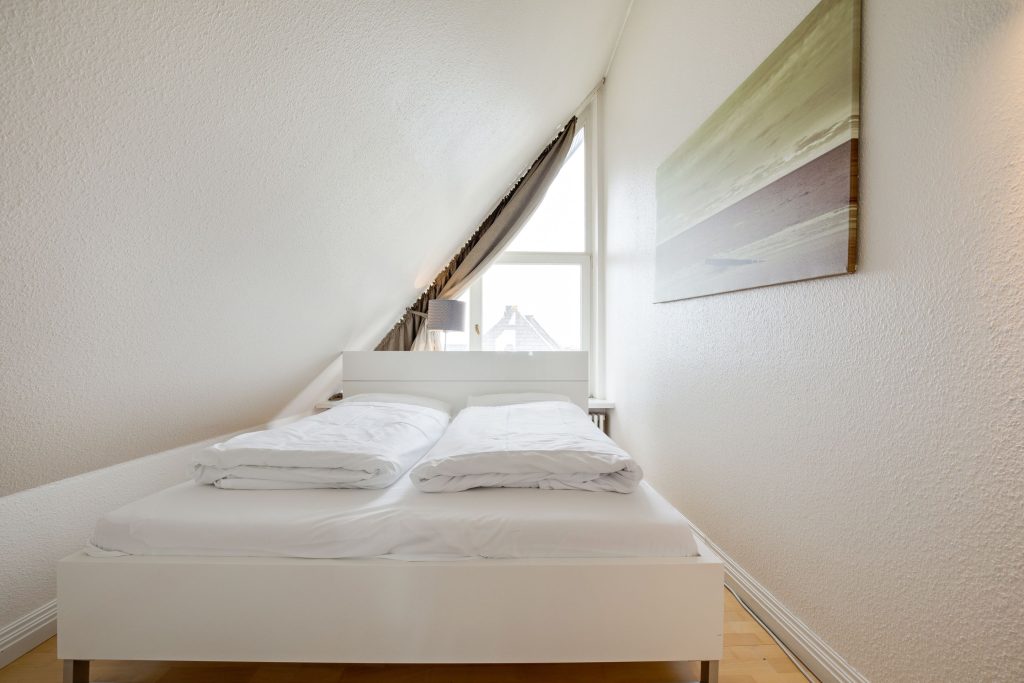 Schlafzimmer einer Sylter Ferienwohnung im Dachstuhl