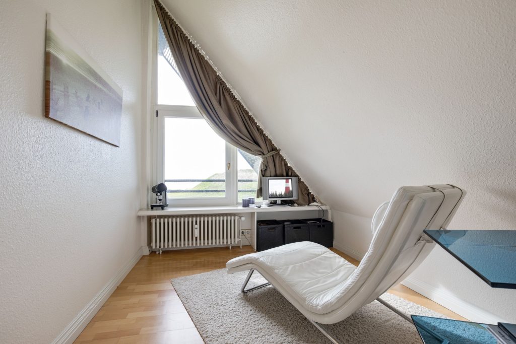 Leseecke in einer Sylter Ferienwohnung im Dachgeschoss