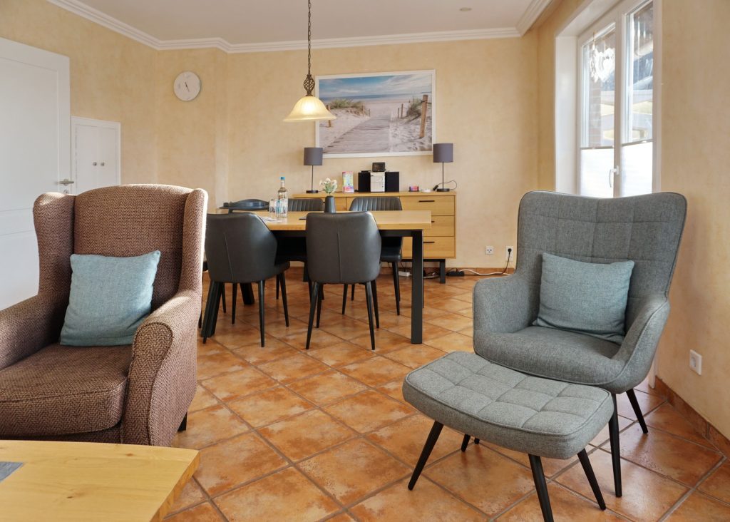 Zwei Sessel und Esstisch in Ferienwohnung auf Sylt