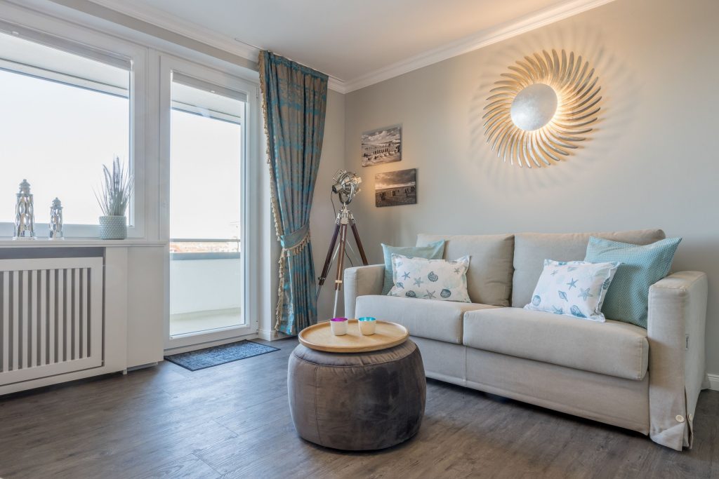 Sofa unter Sonnenlampe