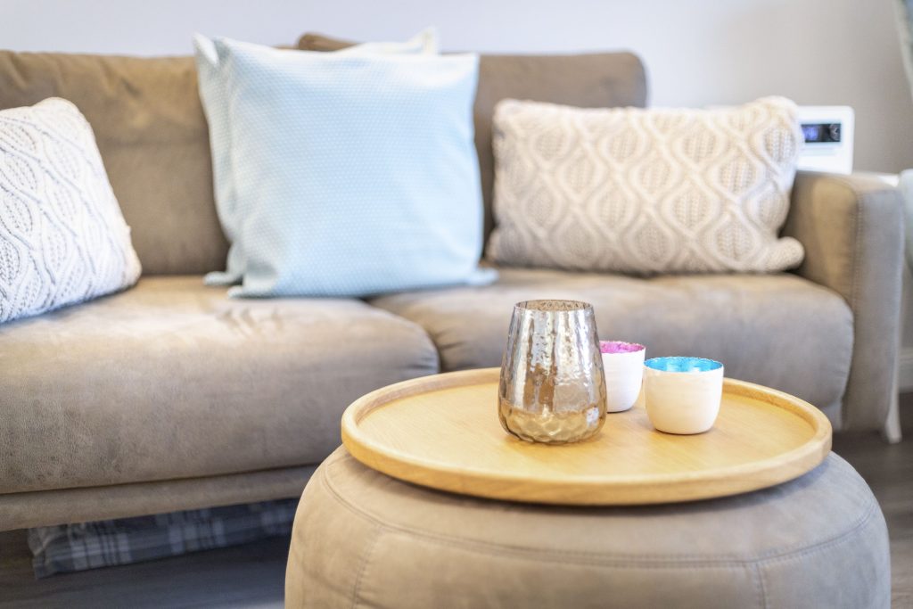 Couch mit Tisch in Ferienwohnung auf Sylt