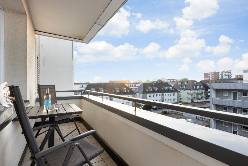 Kleiner Balkon mit zwei Stühlen und Tisch