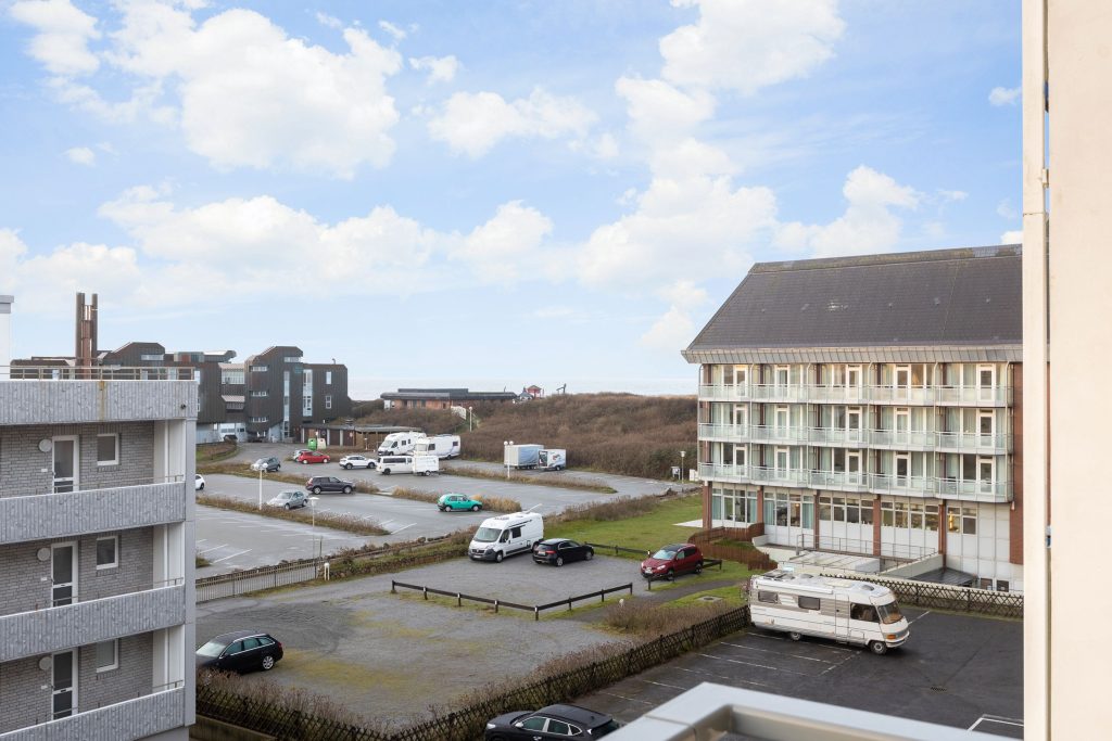 Blick auf Parkplätze und die Nordsee