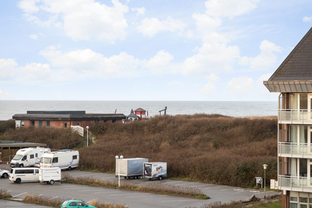 Blick auf einen Parkplatz und die Nordsee