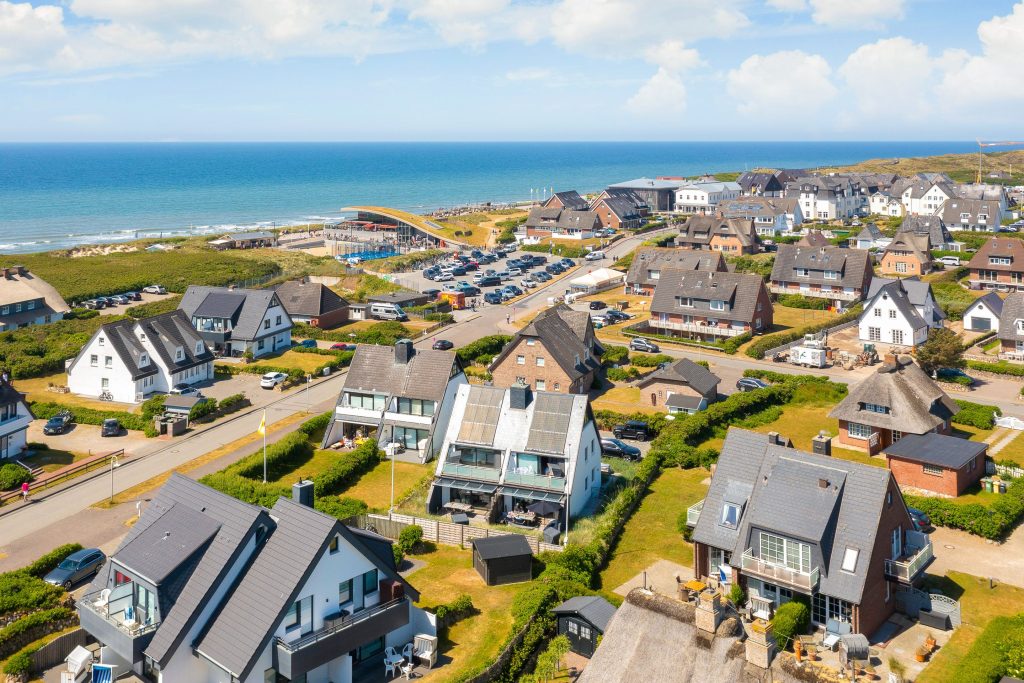 Blick auf Sylter Häuser und die Nordsee