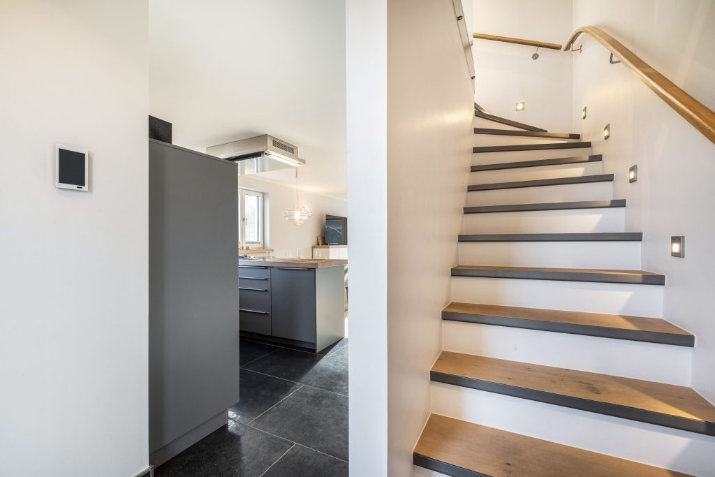 Moderne Küche und Treppe in Ferienwohnung auf Sylt