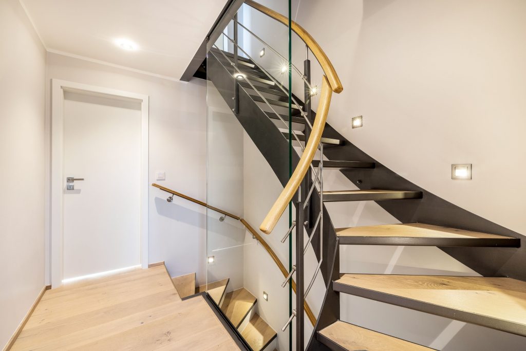 Geschwungene moderne Treppe in Ferienwohnung auf Sylt