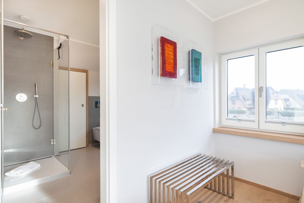 Blick ins moderne Badezimmer in Ferienwohnung auf Sylt
