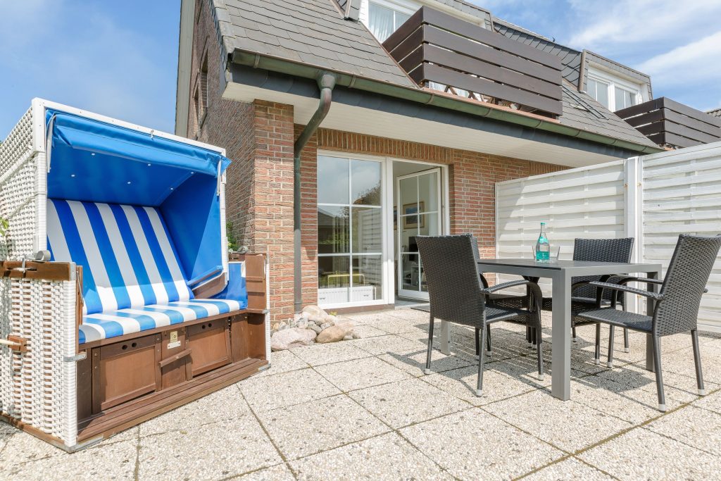 Terrasse mit Strandkorb an Sylter Ferienwohnung