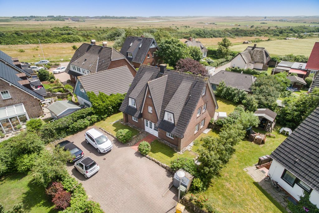 Ferienhaus in grüner Landschaft auf Sylt