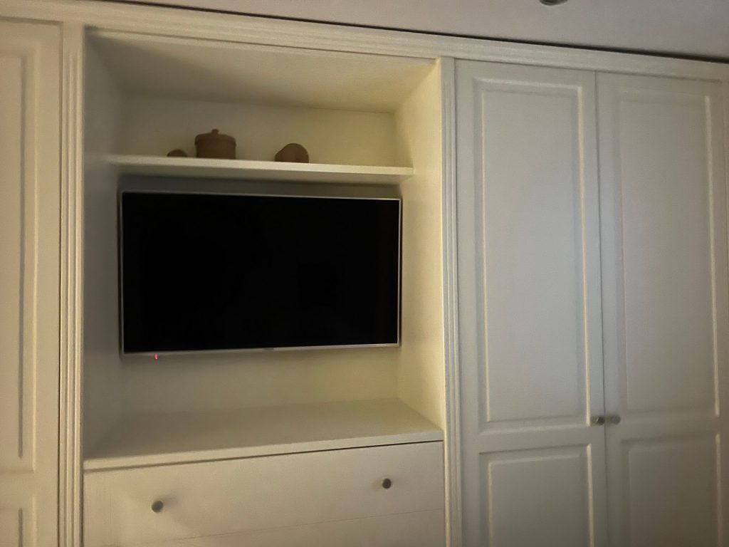 Fernseher im Schrank in Ferienwohnung auf Sylt