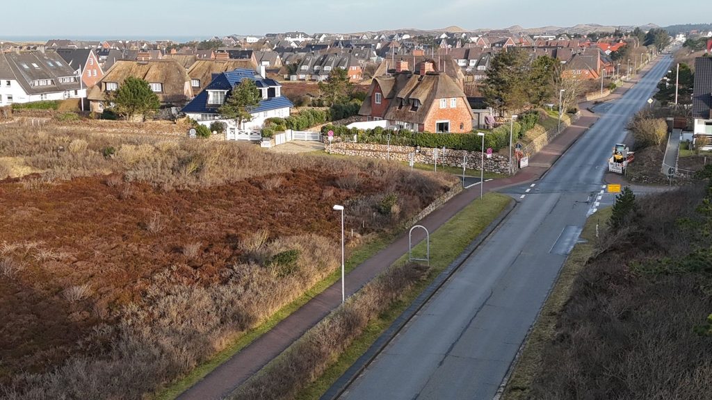 Blick auf die Straße und die Reetdachhäuser von Sylt