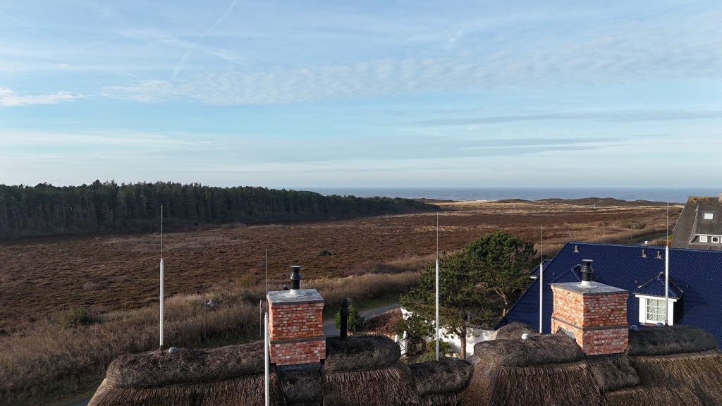 Dach vom großen Reetdachhaus auf Sylt von außen